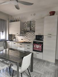 Cucina effetto rovere con dispensa estraibile