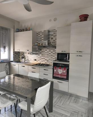 Cucina effetto rovere con dispensa estraibile