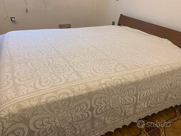 Copriletto matrimoniale all’uncinetto