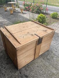 Vecchio baule in legno rustico