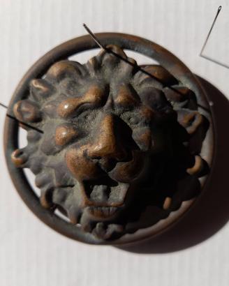 Fibbia bronzea per cintura forma a Testa di Leone