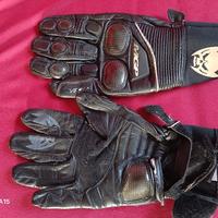 guanti da moto con protezioni in carbonio