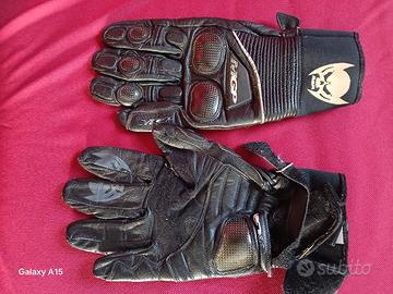 guanti da moto con protezioni in carbonio