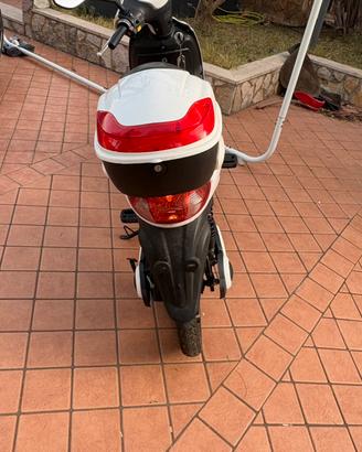Scooter a pedalata assistita Vitale