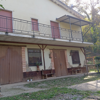 Casa con terreno e bosco, appartamento abitabile d