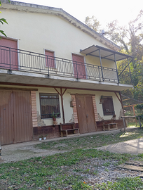 Casa con terreno e bosco, appartamento abitabile d
