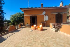 Rif.37 Ariccia Appartamento bilivello in villa box