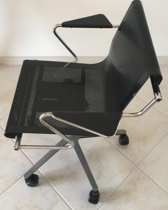 Sedia girevole di design con struttura in metallo