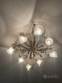 Lampadario in metallo e vetro dorato