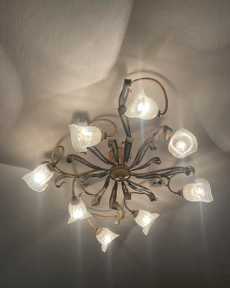 Lampadario in metallo e vetro dorato