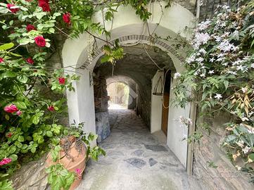 CASA SEMINDIPENDENTE A IMPERIA