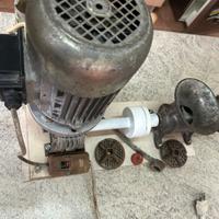 Tritacarne con motore e riduttore