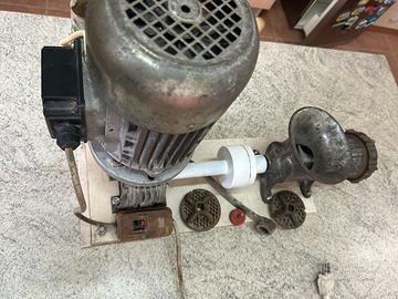 Tritacarne con motore e riduttore