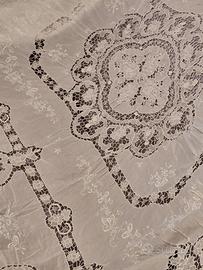 tovaglia  ricamata a mano