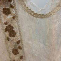 Top in pizzo trasparente con decorazioni