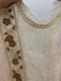 Top in pizzo trasparente con decorazioni