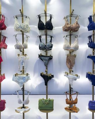 Arredo negozio abbigliamento linea oro