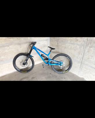 Commencal Furious FRS downhill