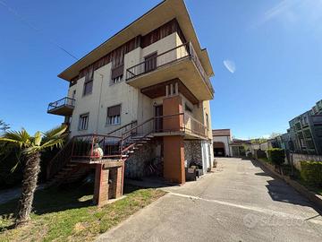 Villa di 240 m² con più di 5 locali e box auto dop