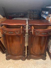 Coppia di Comodini in noce fine 800