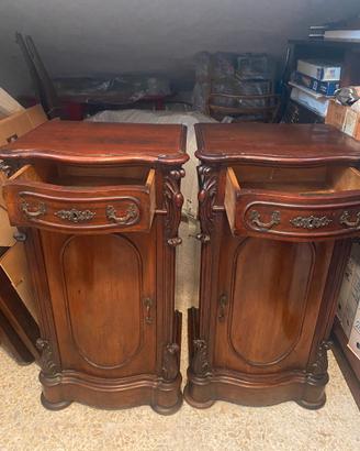 Coppia di Comodini in noce fine 800