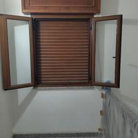 Finestre nuove, avvolgibili, telaio, lastra marmo