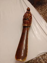 Spazzola e calzante delle scarpe nuovo