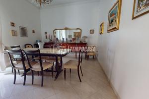 Trivani su due livelli, con terrazza.