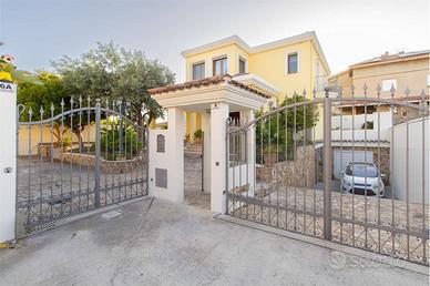 Elegante villa con giardino