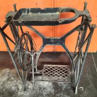 Basamento in ghisa macchina da cucire epoca Pfaff