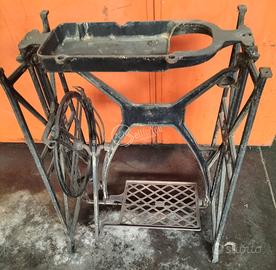 Basamento in ghisa macchina da cucire epoca Pfaff