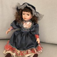 Bambola da collezione in porcellana