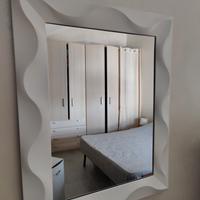 specchio con cornice in plastica 