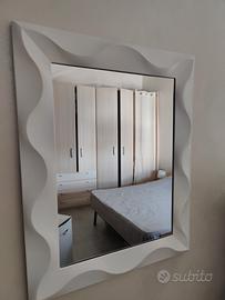 specchio con cornice in plastica 