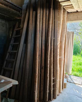 pali di legno con punta circa 2.5 metri