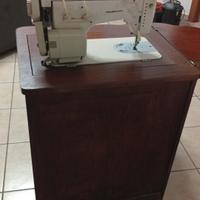 macchina da cucire vintage con mobile 