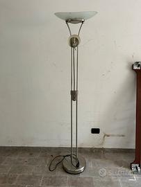 Lampada da terra a doppia luce