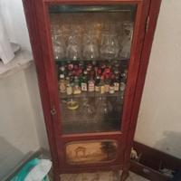 vetrinetta con 56 mignon liquori