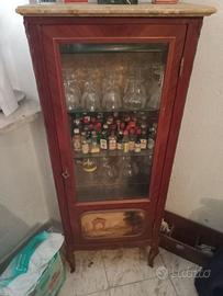 vetrinetta con 56 mignon liquori