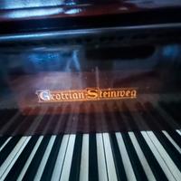 Pezzo di antiquariato pianoforte mezzacoda