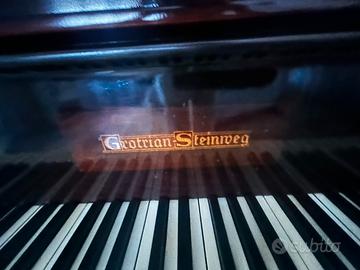 Pezzo di antiquariato pianoforte mezzacoda