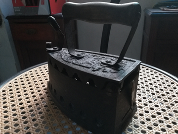 Ferro da stiro antico