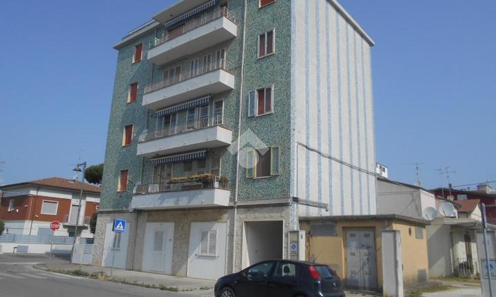 2 LOCALI A COMACCHIO