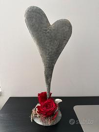 Composizione decorativa rose destabilizzate