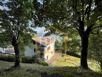 Rustico / Casale di 140 m² con più di 5 locali a G