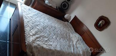 Letto matrimoniale in legno con rete e cassettoni