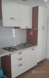 Cucina in legno con elettrodomestici 250€