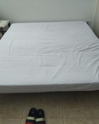 divano letto richiudibile con rivestimento.