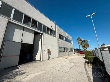 Stabile con uffici e spazio esterno