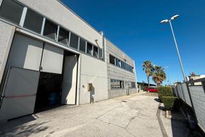 Stabile con uffici e spazio esterno